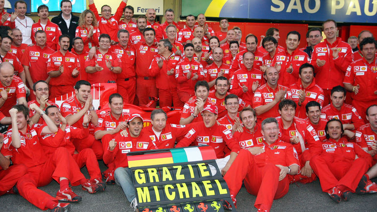 Михаэль Шумахер с командой. Фото REUTERS Михаэль Шумахер с командой. Фото REUTERS