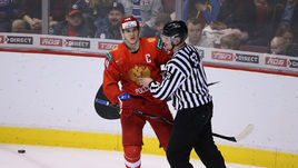 4 января. Ванкувер. Россия - США - 1:2. Капитан россиян Клим Костин и один из судей полуфинала.