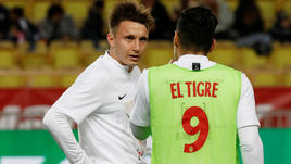 1 декабря. Монако. "Монако" - "Монпелье" - 1:2. Российский полузащитник "Монако" Александр Головин (слева) и Радамель Фалькао.