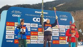 Йоханнес Клебо (в центре) снова обогнал всех. Справа - Александр Большунов, слева - Франческо Де Фабиани.