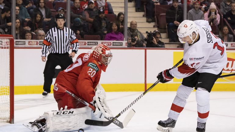 Петр Кочетков (слева) стал лучшим вратарем молодежного чемпионата мира. Фото AFP Петр Кочетков (слева) стал лучшим вратарем молодежного чемпионата мира. Фото AFP