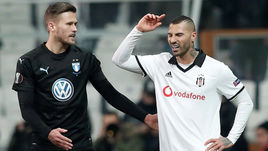 13 декабря 2018 года. Стамбул. "Бешикташ" - "Мальме" - 0:1. Португальский полузащитник турецкого клуба Рикардо Куарежма (справа).