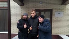 Голкипер "Спартака" Александр Максименко (в центре) с болельщиками.