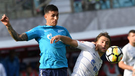 Леандро Паредес (слева, против динамовца Кирилла Панченко).