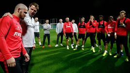 9 января. Дубай. Новичок "Спартака" Аяз Гулиев с главным тренером команды Олегом Кононовым.