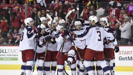 12 января. Вашингтон. "Вашингтон" - "Коламбус" - 1:2 ОТ. Партнеры поздравляют Артемия Панарина с победной шайбой.