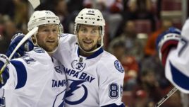 Стивен Стэмкос (слева) и Никита Кучеров.