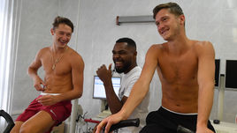 13 января. Лужники. Медосмотр "Локомотива" после отпуска. Братья-близнецы Антон и Алексей Миранчуки и Брайн Идову (в центре).