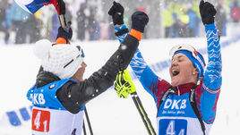 13 января. Оберхоф. Евгения Павлова (слева) и Екатерина Юрлова празднуют победу в эстафете.