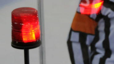 Судья бьет 11-летнего хоккеиста. Это никуда не годится