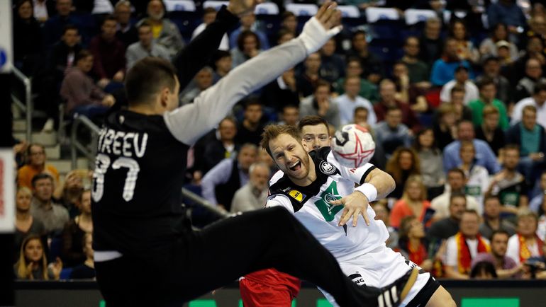 Голкипер сборной России Виктор Киреев (слева). Фото AFP Голкипер сборной России Виктор Киреев (слева). Фото AFP