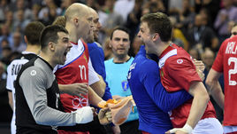 14 января. Берлин. Россия – Германия – 22:22. Виктор Киреев (слева), Сергей Горпишин (справа) и другие игроки сборной России празднуют ничью.