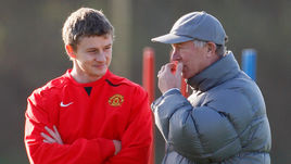 Учитель Алекс Фергюсон (справа) и его ученик Оле Гуннар Сульшер.