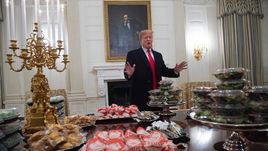 Трамп накормил футболистов фастфудом. И получил за это в соцсетях