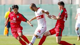 16 января. Дубаи. Товарищеский матч. "Спартак" - "Локомотив" (Ташкент) - 5:2. Софьян Ханни (в центре).