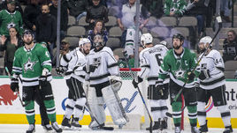 Александр Радулов (слева) в матче протв "Лос-Анджелеса" (1:2).