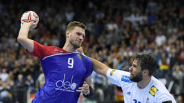 Четверг. Берлин. Франция - Россия - 23:22. Александр Шкуринский (№ 9) против Луки Карабатича.