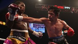 19 января. Лас-Вегас. Мэнни Пакиао (справа) в бою против Эдриена Бронера.