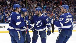 Никита Кучеров (в центре) радуется заброшенной шайбе.