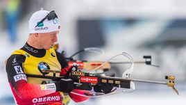 Норвежский биатлонист Йоханнес Бе во время стрельбы.