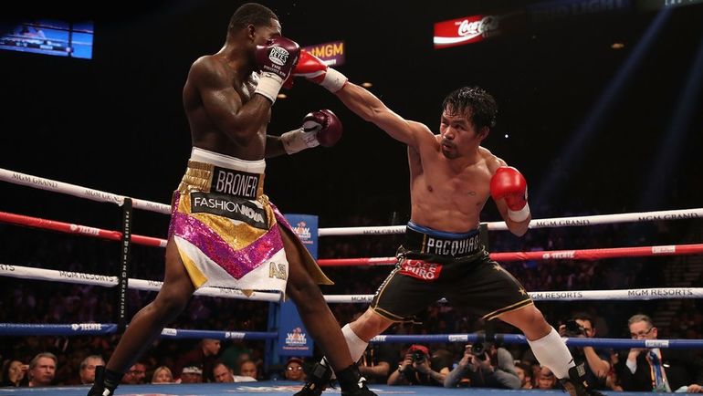 19 января. Лас-Вегас. Мэнни Пакиао (справа) в бою против Эдриена Бронера. Фото AFP 19 января. Лас-Вегас. Мэнни Пакиао (справа) в бою против Эдриена Бронера. Фото AFP