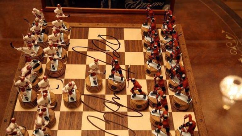 Комплект шахмат, на которых расписался легендарный хоккейный вратарь Владислав Третьяк. Комплект шахмат, на которых расписался легендарный хоккейный вратарь Владислав Третьяк.