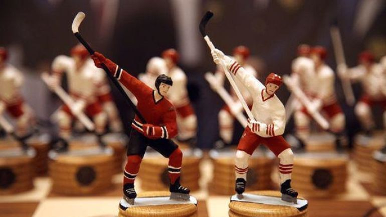 Комплект шахмат, на которых расписался легендарный хоккейный вратарь Владислав Третьяк. Комплект шахмат, на которых расписался легендарный хоккейный вратарь Владислав Третьяк.