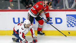 20 января. Чикаго. "Чикаго" – "Вашингтон" – 8:5. Александр Овечкин (№ 8) и Джонатан Тэйвз.