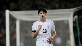 Азмун консультирует вратаря. Его Иран идет к победе в Кубке Азии