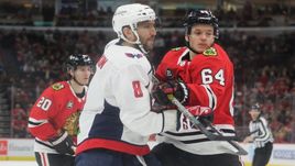Александр Овечкин (слева) в матче против "Чикаго".