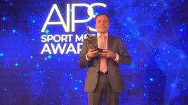 Игорь Рабинер с призом на церемонии AIPS Sports Media Awards.