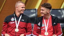 23 июля 2018 года. Москва. Черкизово. Дмитрий Тарасов (слева) и Антон Миранчук на награждении золотыми медалями.