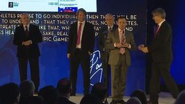 Игорь Рабинер с призом на церемонии AIPS Sports Media Awards.