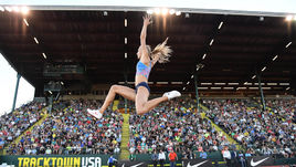 26 мая 2017 года. Юджин. Дарья Клишина во время исполнения прыжка.