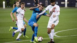 22 января. Доха. "Зенит" - "Локомотив" - 1:3. Противостояние нападающего питерцев Антона Заболотного и защитника "Локо" Ведрана Чорлуки.