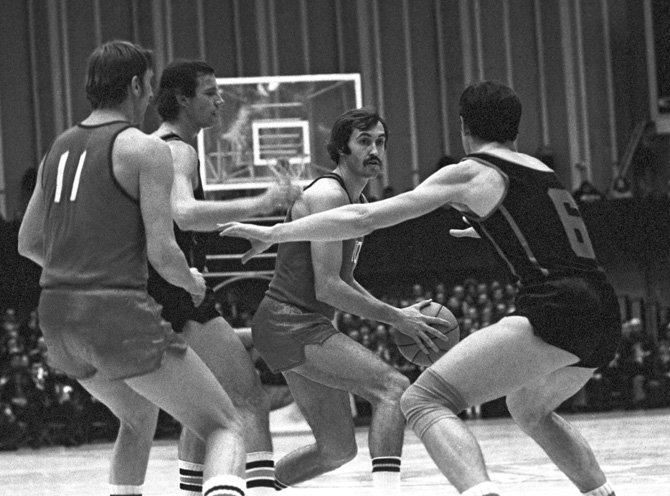 Сергей Белов (в центре). Сергей Белов (в центре).