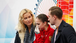 23 января. Минск. Алина Загитова, тренер Этери Тутберидзе и хореограф Даниил Глейхенгауз после короткой программы на ЧЕ-2019.