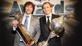 18 июня 2009 года. Лас-Вегас. Сергей Федоров (справа) с призом лучшему игроку сезона по мнению хоккеистов - "Тед Линдсей Эворд" и Александр Овечкин с призом самому ценному игроку регулярного чемпионата "Харт Трофи".