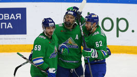 Игроки "Салавата Юлаева" Александр Бурмистров, Антон Бурдасов и Петр Хохряков.