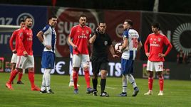 22 января. Брага. "Бенфика" - "Порту" - 1:3. Главный арбитр встречи Карлос Ксистра советуется с помощниками.