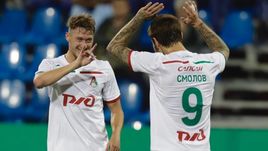 22 января. Доха. "Зенит" - "Локомотив" - 1:3. Антон Миранчук поздравляет Федора Смолова с забитым мячом.