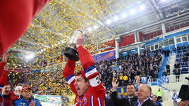 Капитан сборной России Юрий Викулин принимает из рук президента FIB и ФХМР Бориса Скрынника и поднимает над головой кубок чемпионов мира.