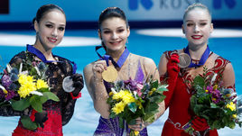 25 января. Минск. Алина Загитова, Софья Самодурова и Вивека Линдфорс на пьедестале (слева направо).