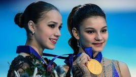 25 января. Минск. Алина Загитова и Софья Самодурова во время церемонии награждения на чемпионате Европы в Минске.