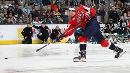 25 января. Сан-Хосе. Джон Карлсон выигрывает конкурс на самый сильный бросок.