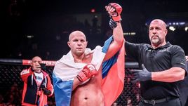 Федор Емельяненко (слева) никогда не будет выступать в UFC?