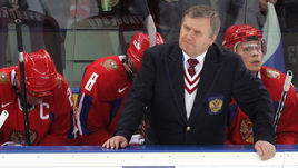 Февраль 2006 года. Турин. Главный тренер Владимир Крикунов (в центре) и капитан Алексей Ковалев (второй слева).