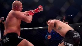 Райан Бейдер отправляет в нокаут Федора Емельяненко.