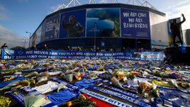 Стихийный мемориал у стадиона "Кардиффа".