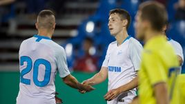 28 января. Доха. "Ростов" - "Зенит" - 0:5. Роберт Мак (№ 20) и Далер Кузяев празднуют гол в ворота ростовчан.